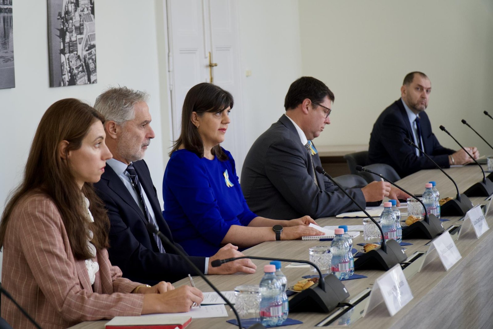Laura Codruța Kövesi y representantes del Gobierno húngaro durante una reunión sobre la adhesión de Hungría a la Fiscalía Europea