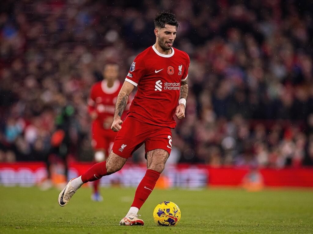 Dominik Szoboszlai controla el balón durante un partido con el Liverpool FC.