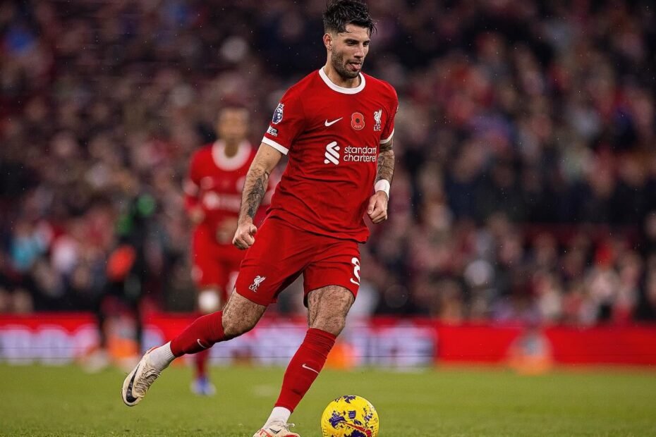 Dominik Szoboszlai controla el balón durante un partido con el Liverpool FC.