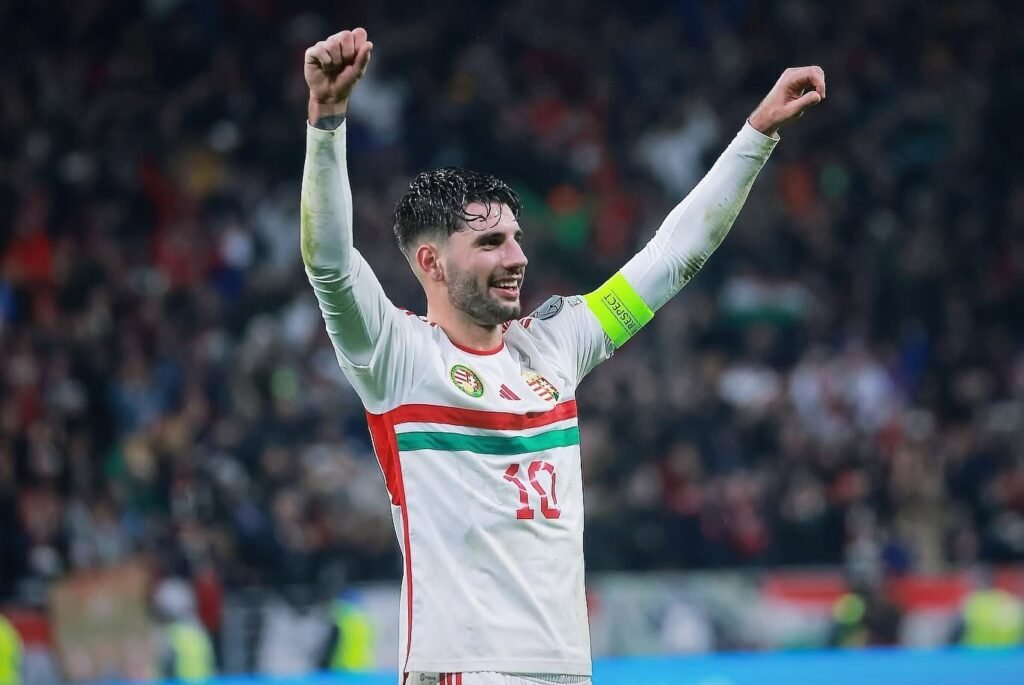 Dominik Szoboszlai celebra con la camiseta de Hungría y el brazalete de capitán.