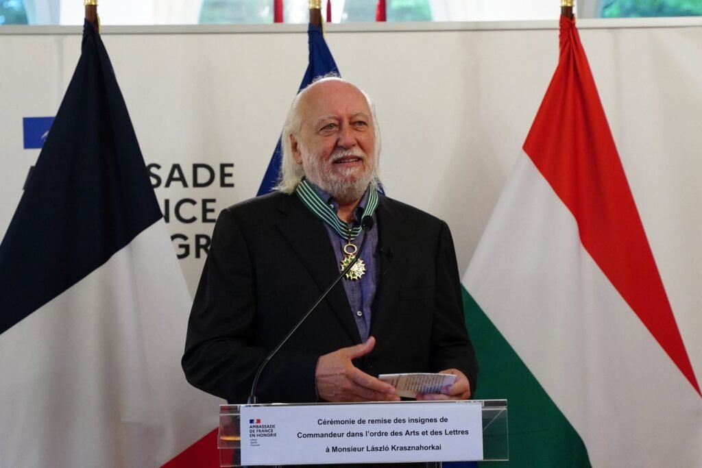 László Krasznahorkai durante la ceremonia en la que recibió la condecoración francesa de la Orden de las Artes y las Letras.