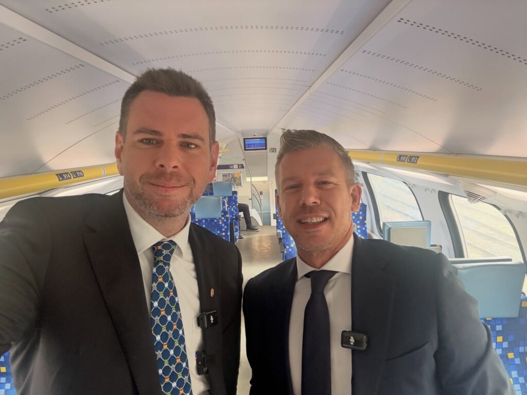 Dávid Vitézy y el primer ministro Péter Magyar viajan en tren hacia Rákospalota-Újpest.