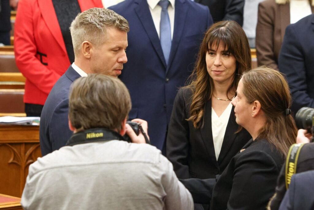 Anna Unger y Katalin Tasnády conversan con el primer ministro Péter Magyar en el Parlamento húngaro tras la aprobación de sus candidaturas. Foto: Hungría Hoy
