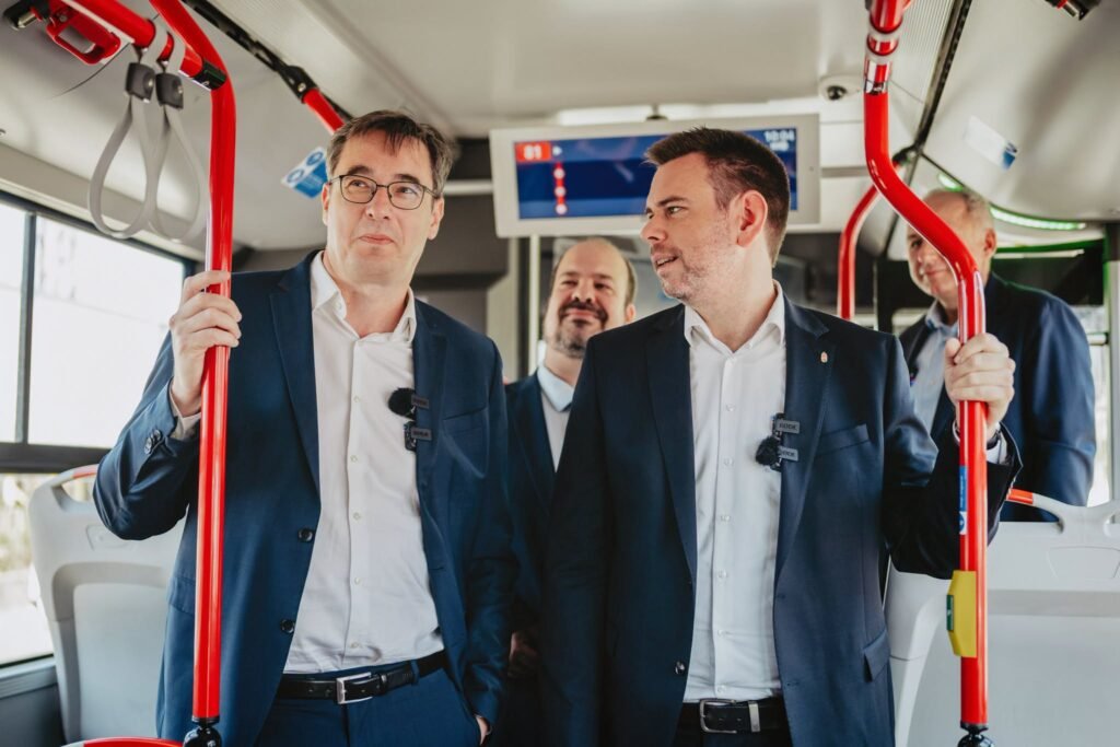 Dávid Vitézy conversa con el alcalde Gergely Karácsony dentro de un vehículo de transporte público de Budapest.