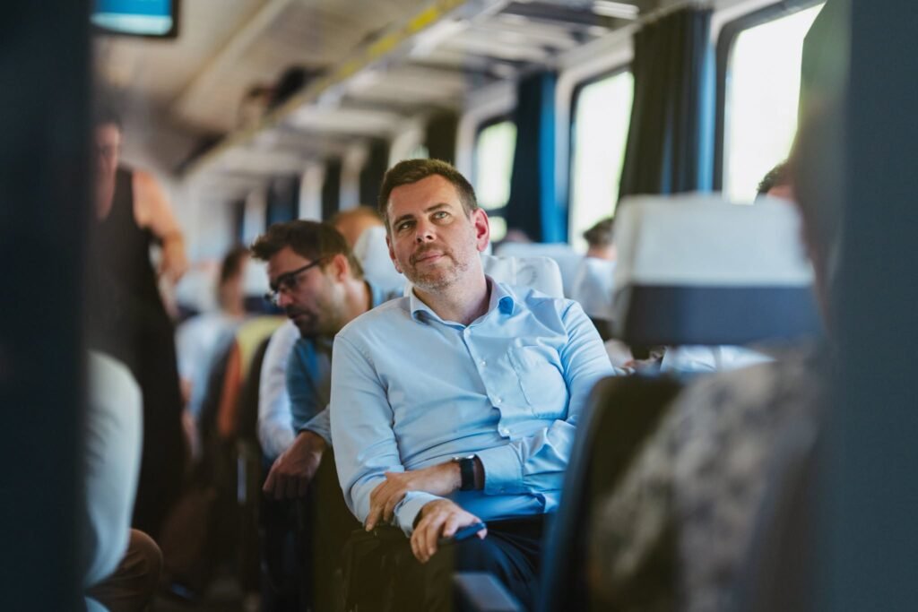 Dávid Vitézy sentado en un tren durante un viaje por Hungría.