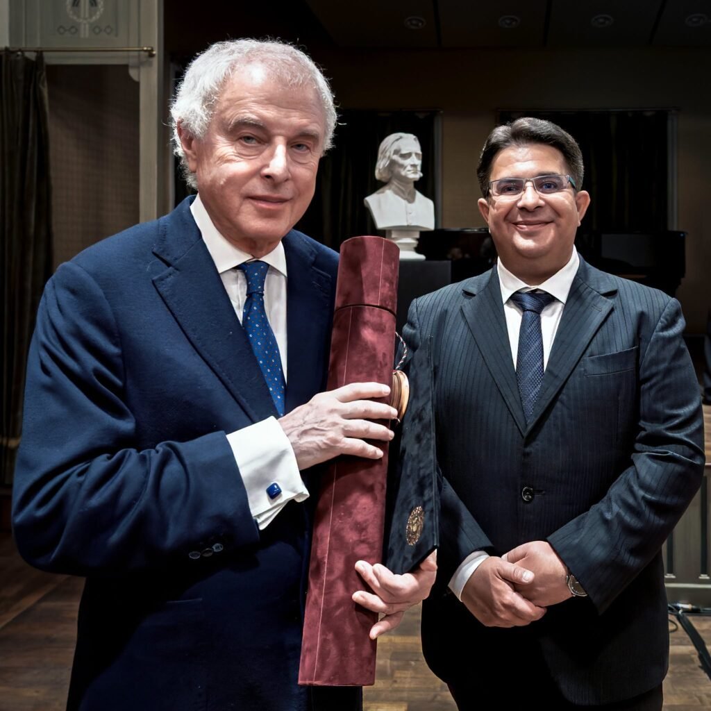 András Schiff recibe el título de doctor honoris causa de la Universidad de Música Ferenc Liszt.