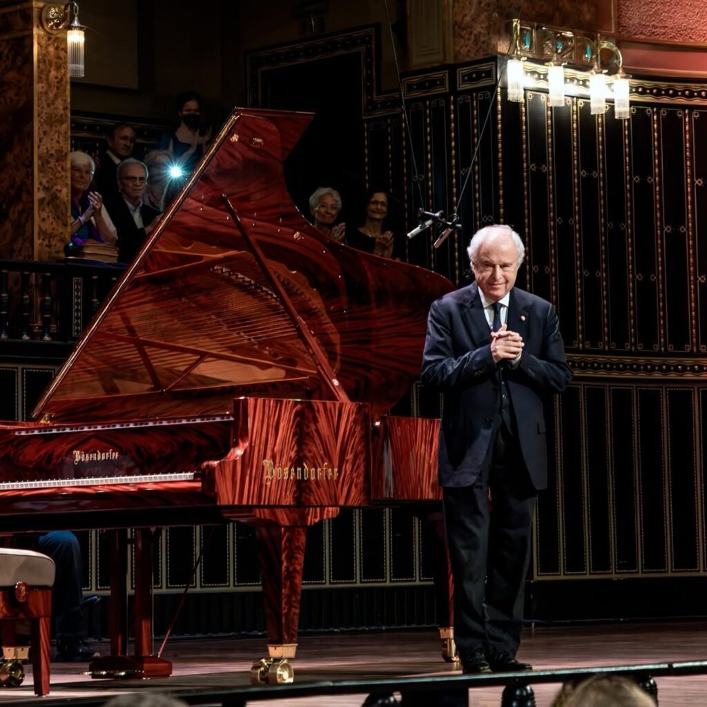 András Schiff durante su concierto de regreso en la Gran Sala de la Academia de Música Ferenc Liszt.