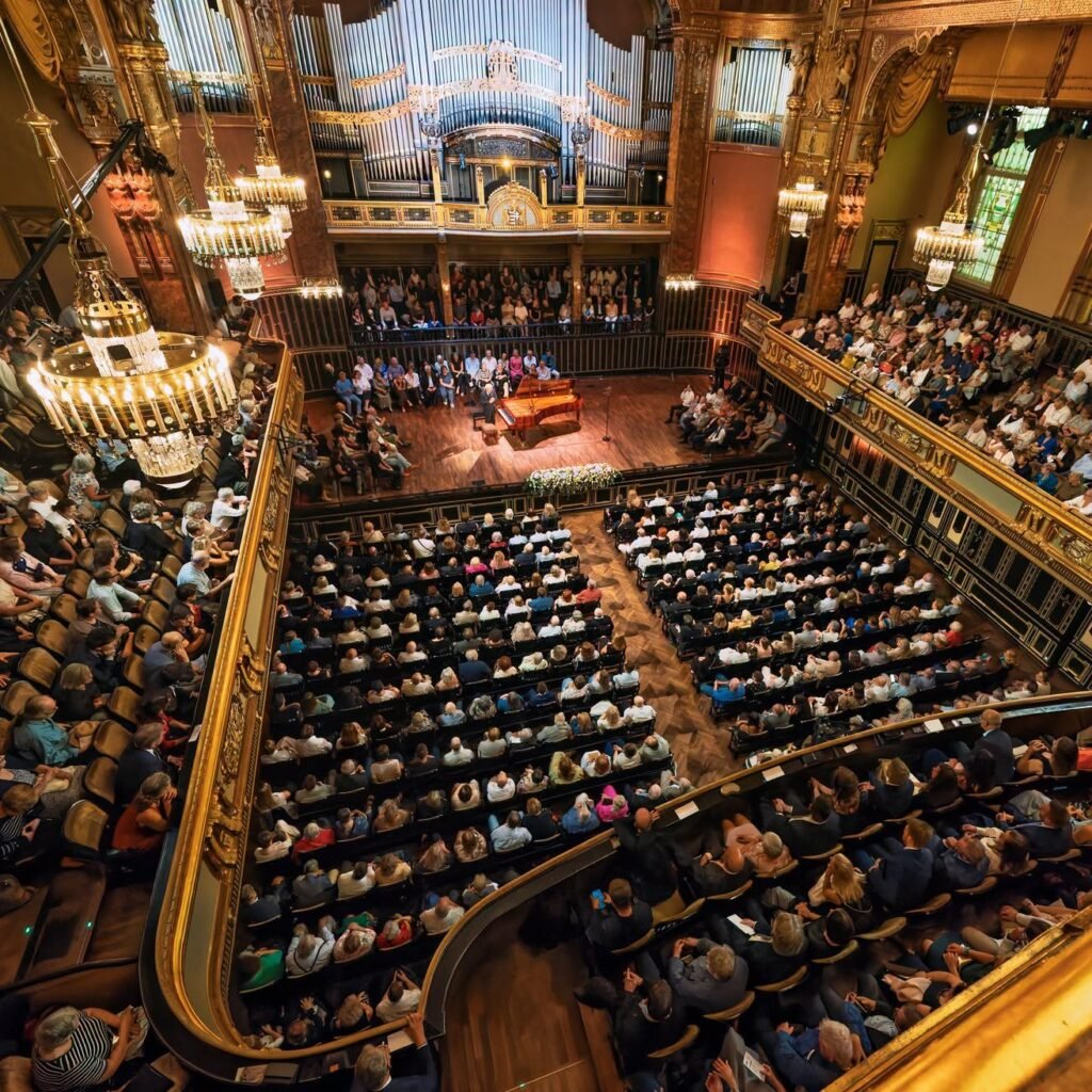 András Schiff durante su concierto de regreso en la Gran Sala de la Academia de Música Ferenc Liszt.