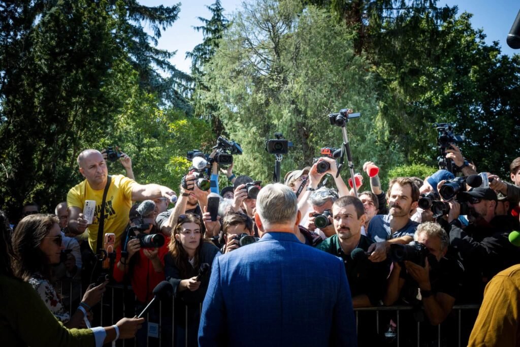 Viktor Orbán habla con numerosos periodistas durante el encuentro de Kötcse de 2026