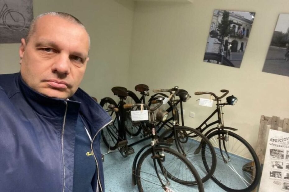 Áron Orbán, hermano del ex primer ministro Viktor Orbán, posa junto a varias bicicletas antiguas.