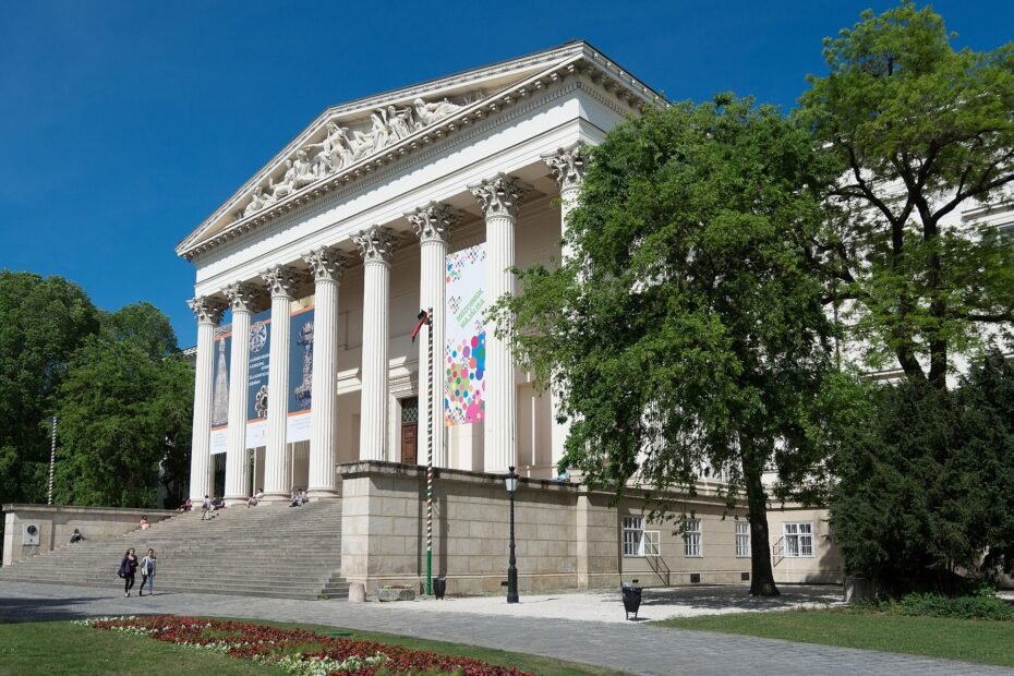 Fachada neoclásica del Magyar Nemzeti Múzeum en Budapest