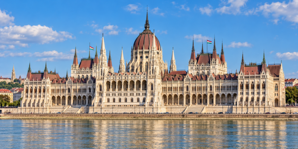 Parlamento de Budapest visto desde la orilla opuesta del Danubio
