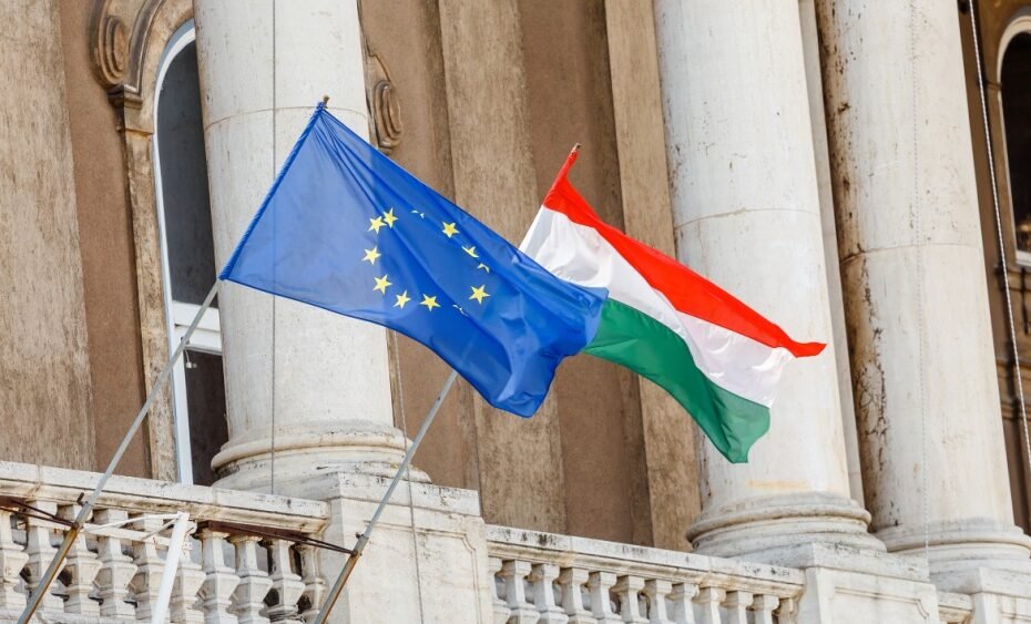 Banderas de Hungría y de la Unión Europea.
