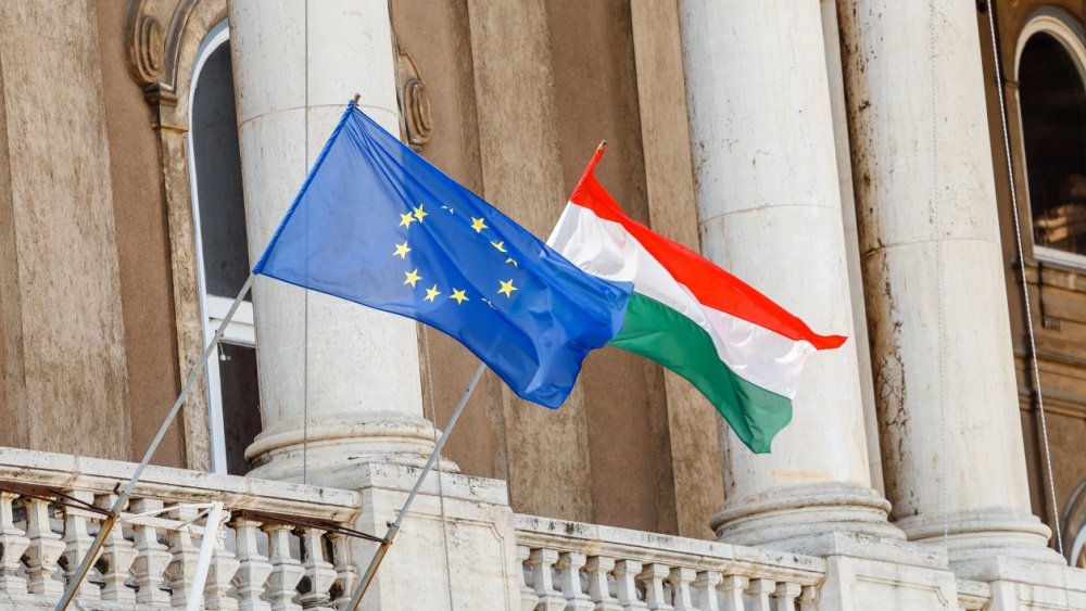 Banderas de Hungría y de la Unión Europea.
