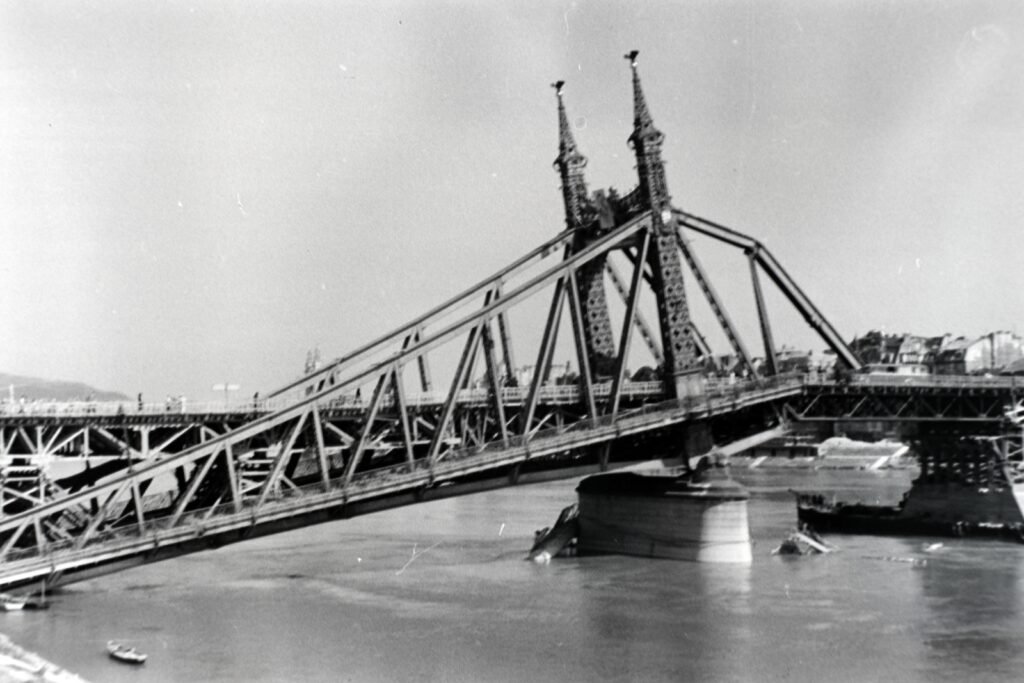 Puente de la Libertad de Budapest destruido durante la Segunda Guerra Mundial, en 1945