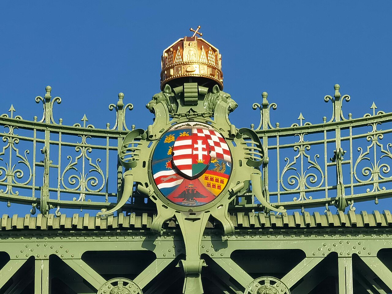 Detalle del escudo histórico húngaro en el Puente de la Libertad de Budapest