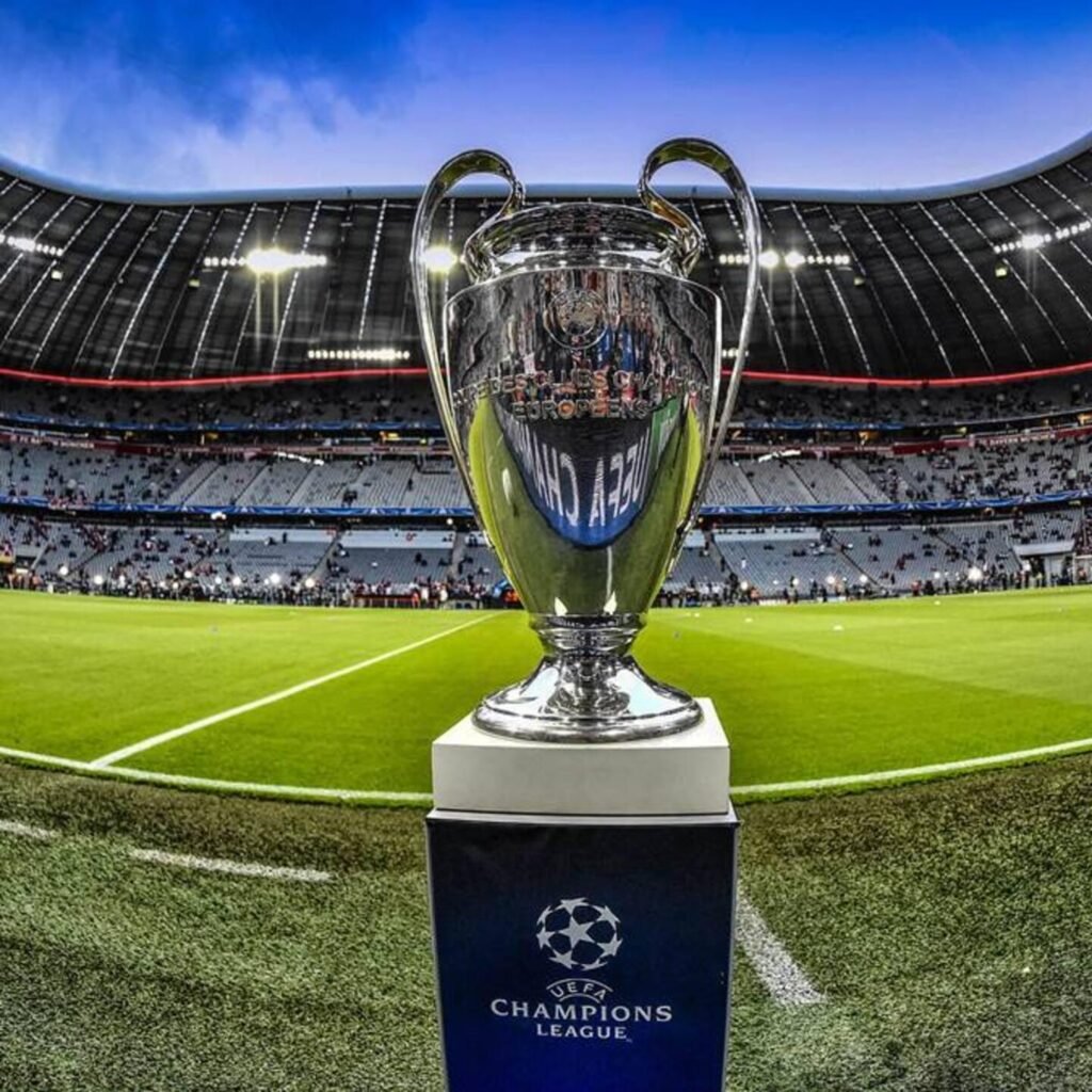 Trofeo de la UEFA Champions League expuesto sobre el terreno de juego de un estadio.