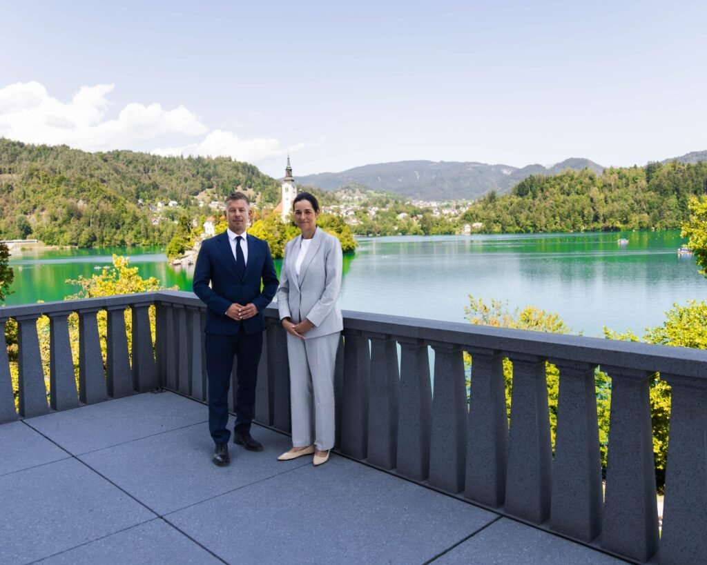 La ministra de Asuntos Exteriores Anita Orbán y el primer ministro Péter Magyar durante el Bled Strategic Forum 2026, en Eslovenia.