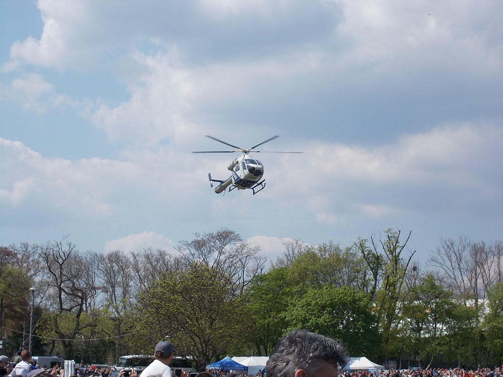 Helicóptero durante una demostración de protección personal de la Guardia Parlamentaria en 2023