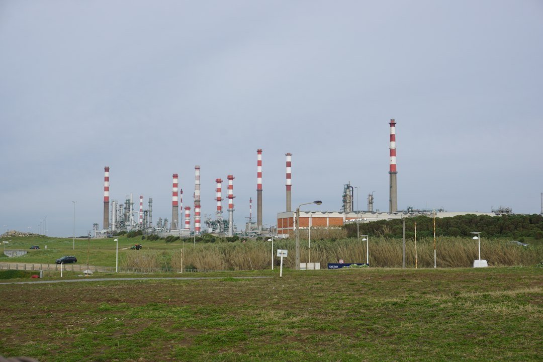 Tuberías e instalaciones industriales para el transporte y procesamiento de gas.