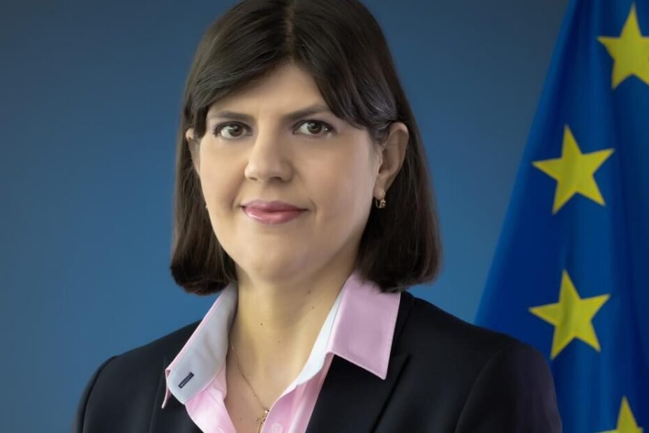 Laura Codruța Kövesi, fiscal jefe de la Unión Europea, posa delante de una bandera europea.