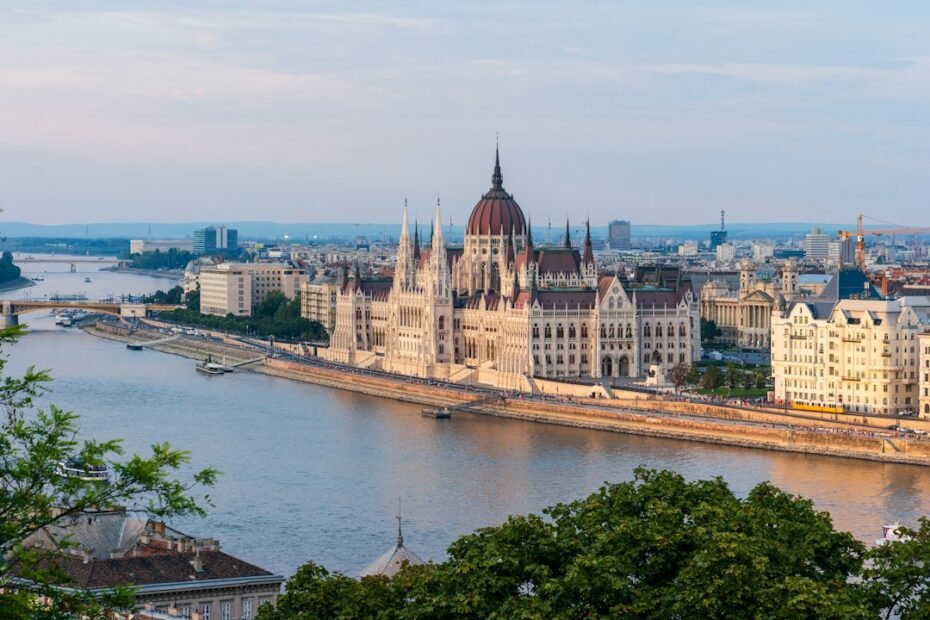 Vista del Parlamento de Hungría junto al Danubio en Budapest
