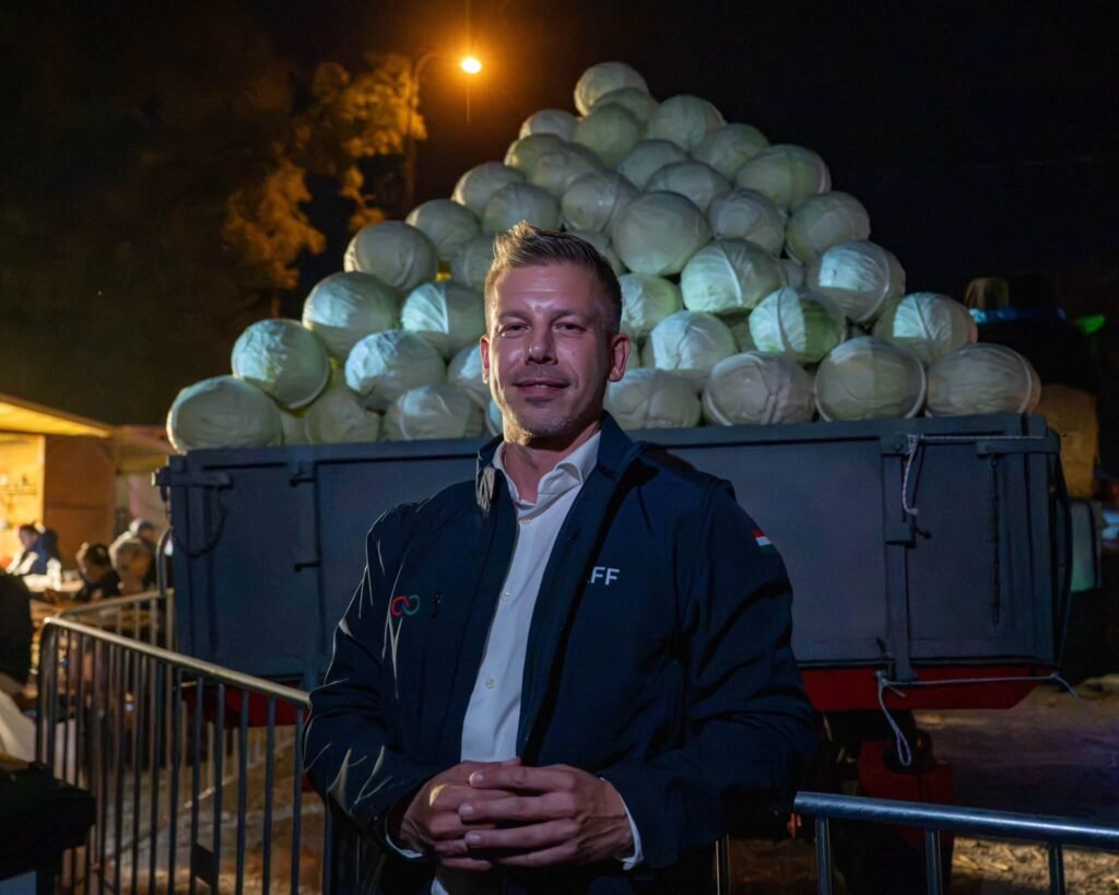 Péter Magyar posa ante un remolque cargado de coles durante el festival de Vecsés.