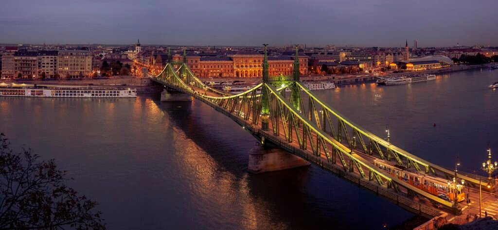 Vista panorámica del Puente de la Libertad sobre el Danubio, entre Buda y Pest