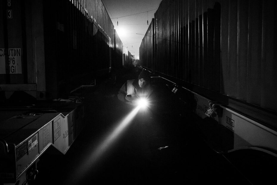 Trabajador ferroviario húngaro entre vagones