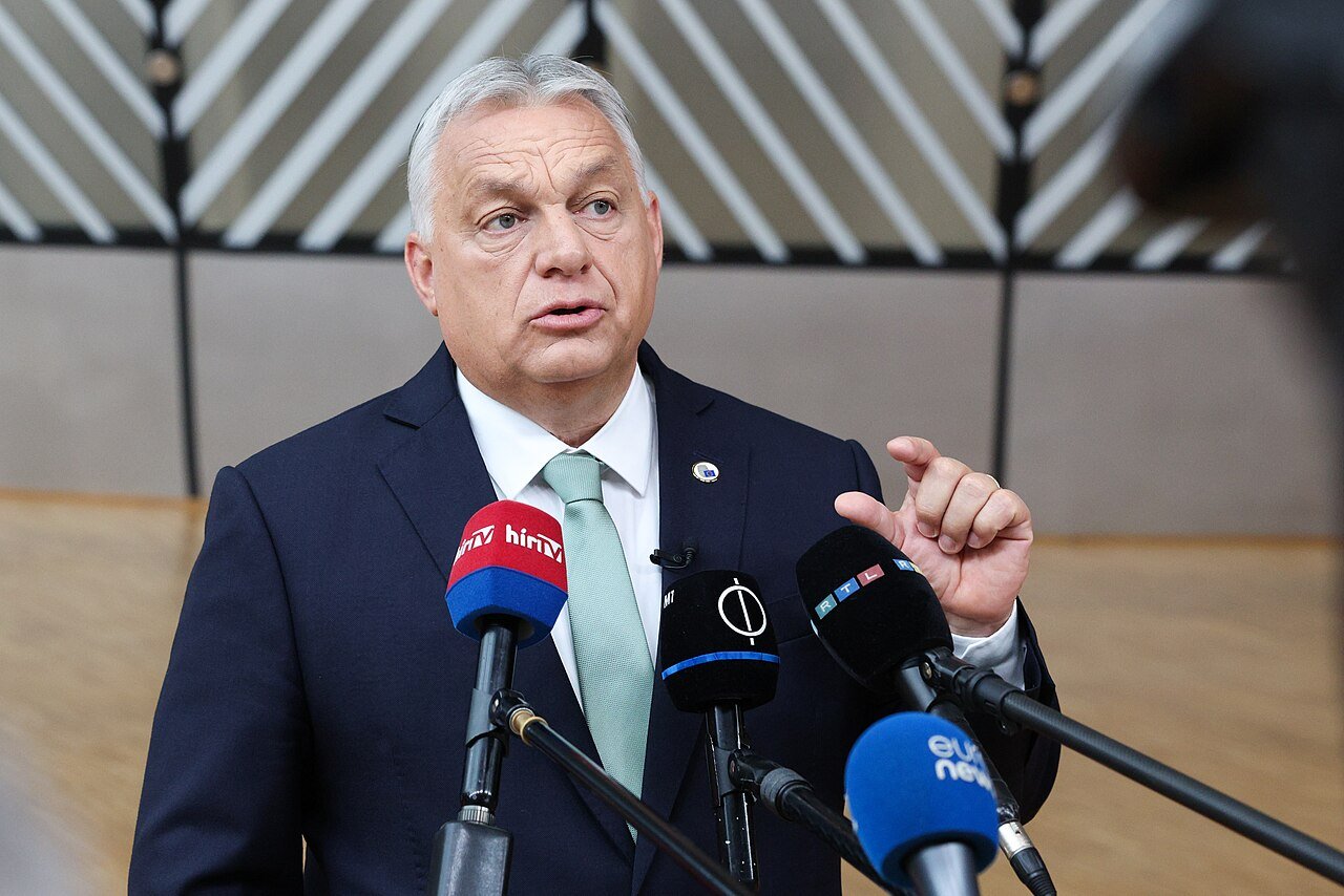 Viktor Orbán ante la prensa durante una reunión del Consejo Europeo en junio de 2025