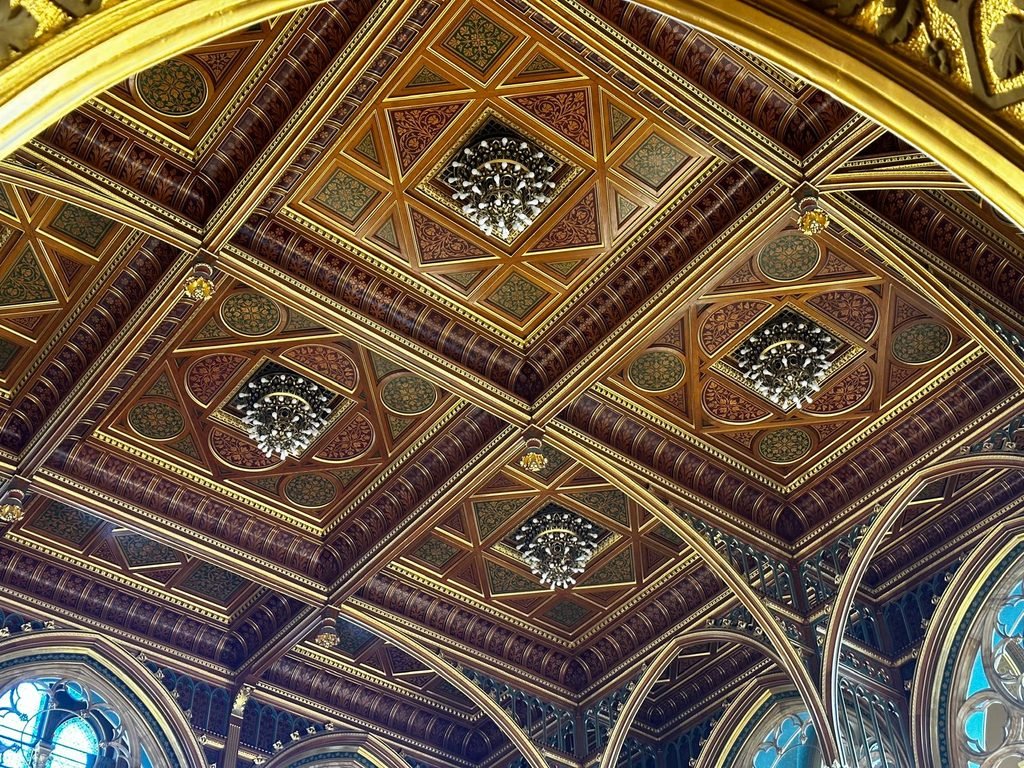 Techo ornamentado con detalles dorados en el interior del Parlamento de Budapest