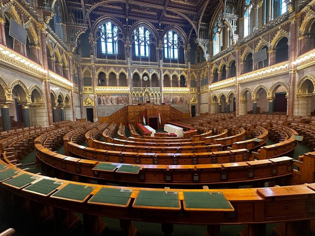 Hemiciclo del Parlamento de Budapest con sus bancadas de madera y decoración neogótica