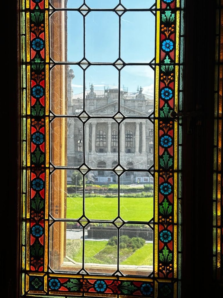 Vitral decorativo en el interior del Parlamento de Budapest