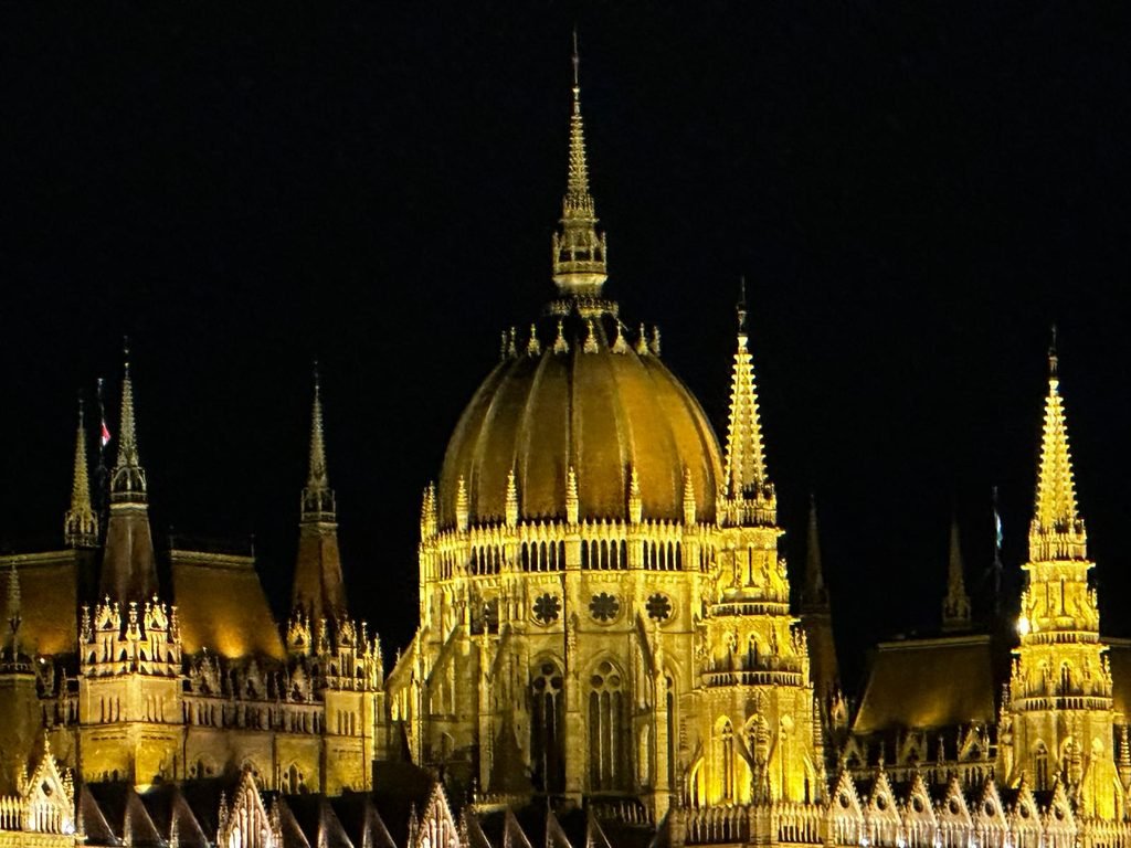 Parlamento de Budapest iluminado de noche
