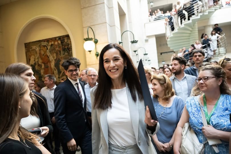 Anita Orbán sonríe entre asistentes durante un acto público.