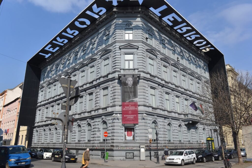 Fachada de la Casa del Terror en Andrássy út 60, Budapest