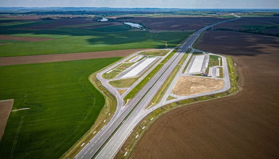 Vista aérea de una autopista en Hungría