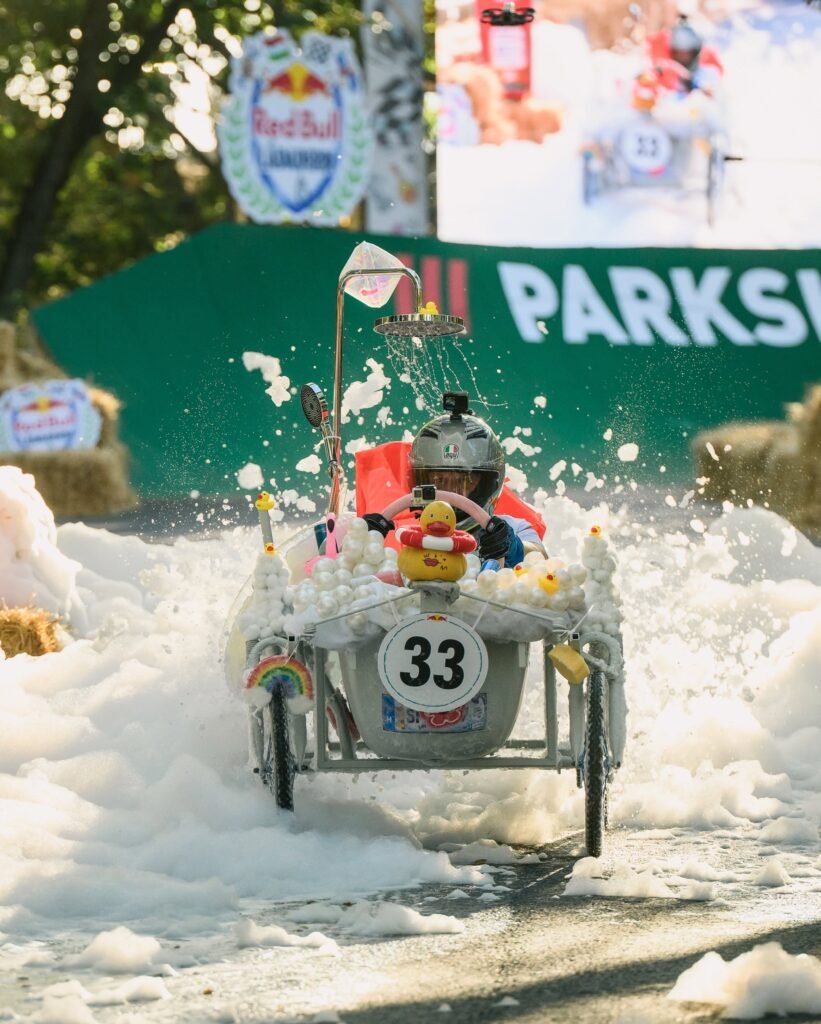 Bañera convertida en vehículo durante el Red Bull Ládaderbi 2026