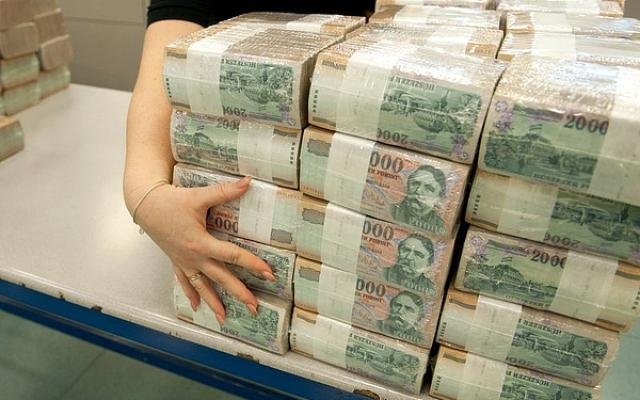 Fajos de billetes de forintos húngaros