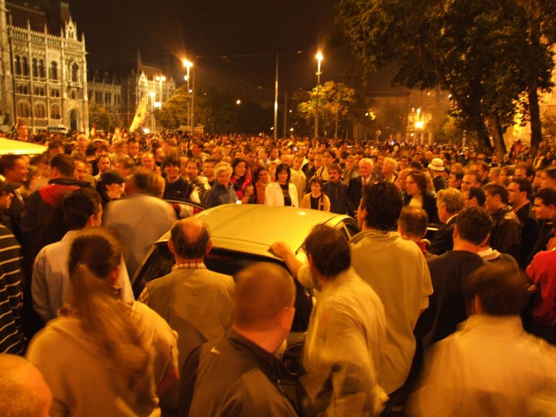 Manifestantes en Budapest durante la madrugada del 18 de septiembre de 2006