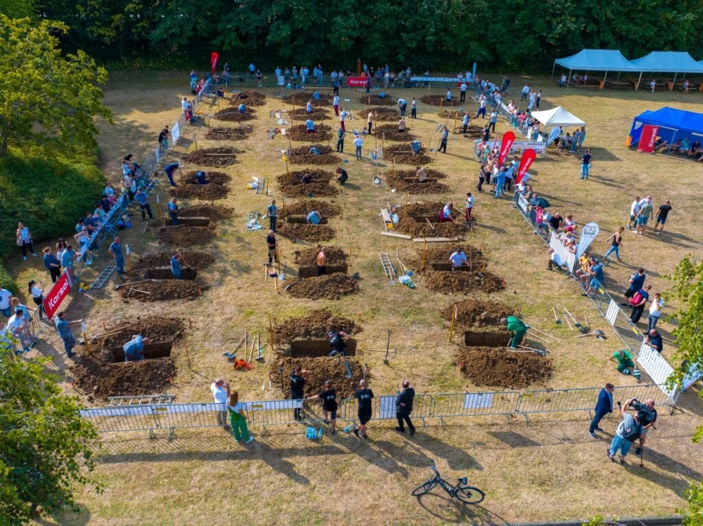 Participantes en el campeonato húngaro de sepultureros durante la excavación de tumbas.