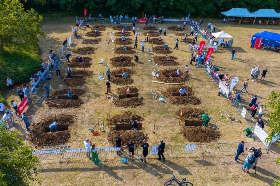 Participantes en el campeonato húngaro de sepultureros durante la excavación de tumbas.