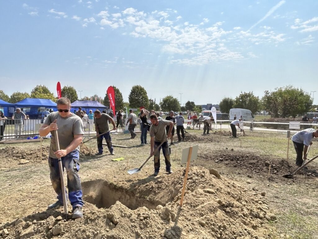 Sepultureros compiten por parejas en el campeonato organizado por la MTFE en Hungría.
