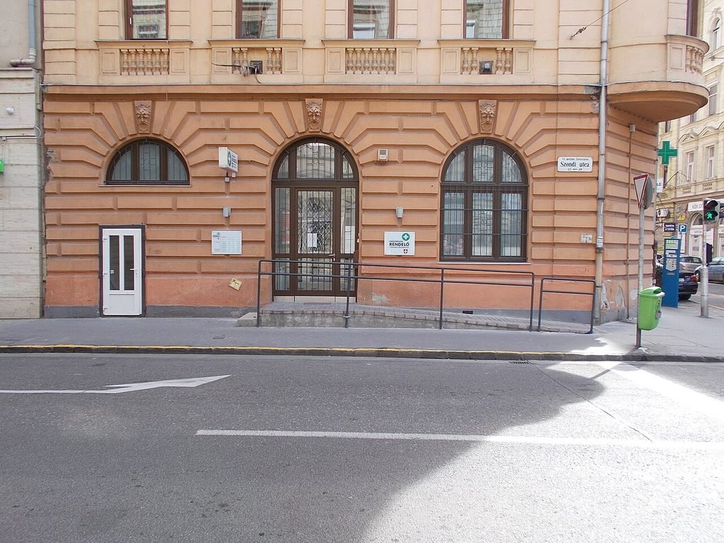 Edificio con consultorio de medicina de familia en la calle Szondi de Budapest