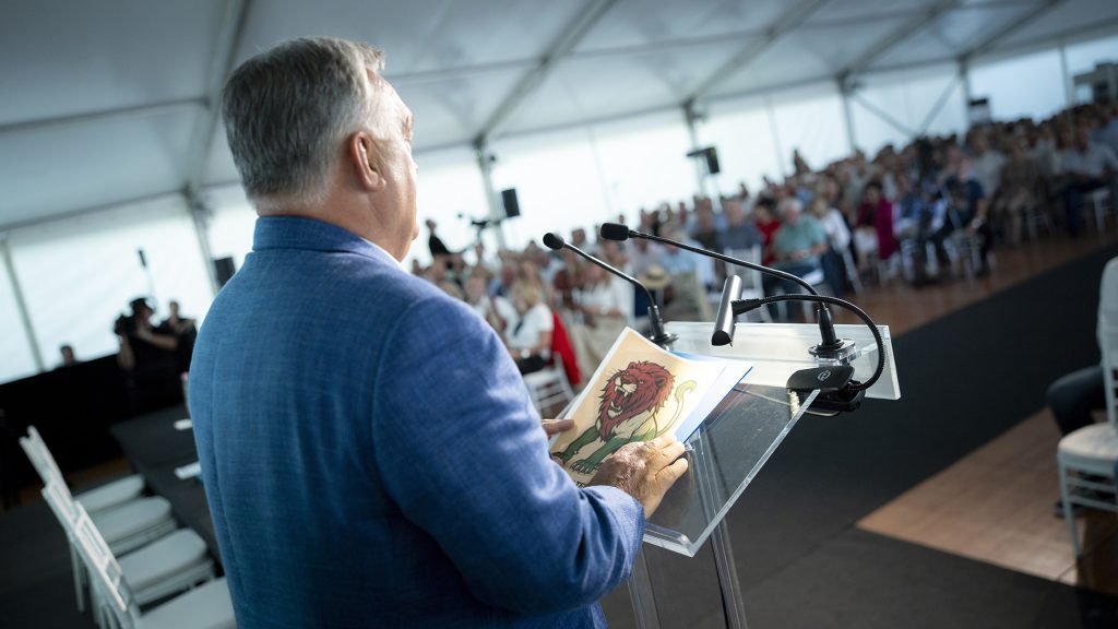 Viktor Orbán pronuncia un discurso ante los participantes del Picnic Cívico de Kötcse.