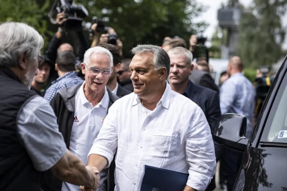 Viktor Orbán saluda a participantes a su llegada al Picnic Cívico de Kötcse.