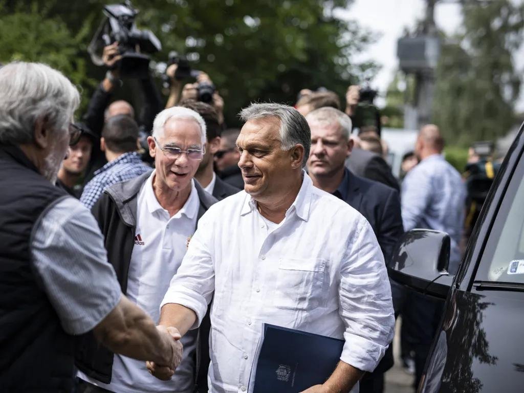 Viktor Orbán saluda a participantes a su llegada al Picnic Cívico de Kötcse.