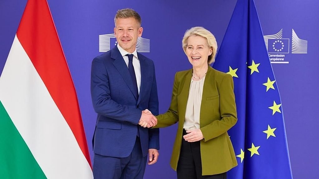 Péter Magyar y Ursula von der Leyen se saludan durante una reunión en la Comisión Europea en Bruselas.