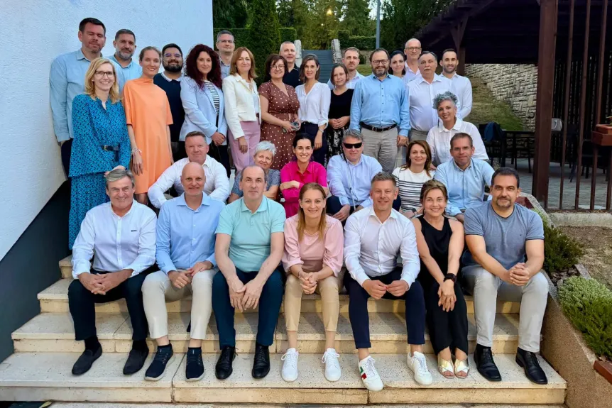 Péter Magyar y miembros del gobierno húngaro posan al aire libre durante una reunión en Pilisszentkereszt