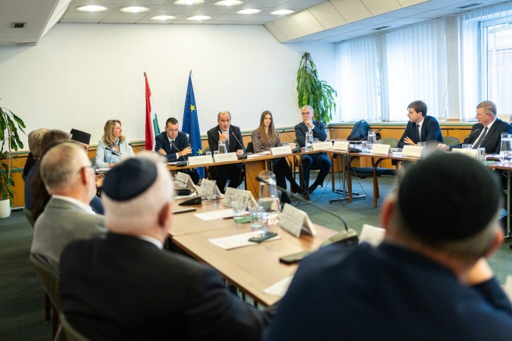 Zsolt Hegedűs reunido con representantes religiosos para debatir la norma del latido fetal